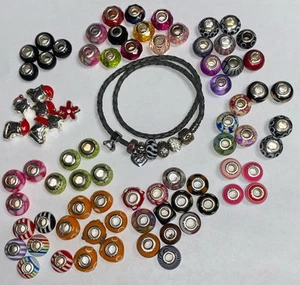 Lotto di 83 perle in argento sterling 925 vetro misto lavorazione a lume e bracciale Pandora Charm - Foto 1 di 19