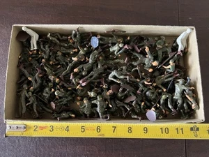 Lot of Vintage WWII Plastic Diorama Soldiers - most 1/35 scale - Picture 1 of 12