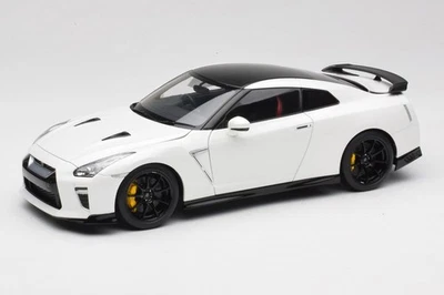 M83518 Nissan GT-R R35 Track Edition NISMO Pearl White MotorHelix 1:18 - Imagen 1 de 4