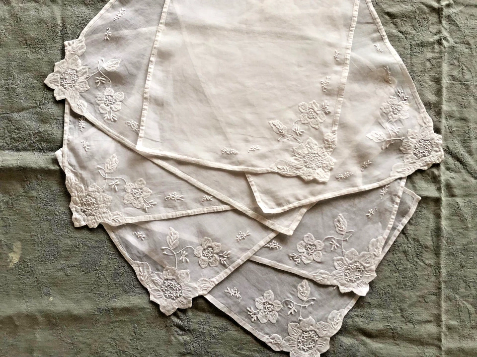 Sets de table  Ancienne sublime broderie blanche sur tulle - Fait main à Madère - Photo 1/4