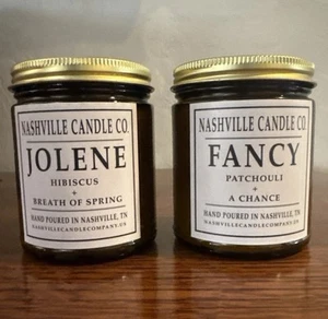 Zwei Nashville Candle Co. Amber Jar Kerzen Jolene (Hibiskus) & Fancy (Patchouli) - Bild 1 von 6