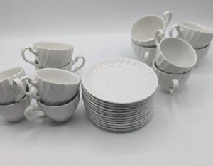 Juego de 12 tazas de té y platillos Johnson Bros Regency Swirl blanco tamaño pequeño - Imagen 1 de 13