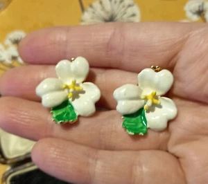 Pendientes vintage con clip de flores blancas esmaltadas - Imagen 1 de 6
