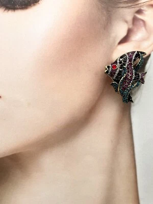 Brincos postes de peixe com cristais Heidi Daus - Imagem 1 de 4