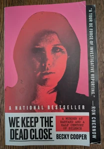 WE KEEP THE DEAD CLOSE Becky Cooper 1960s Harvard murder TRUE CRIME book 2021 - Imagen 1 de 3