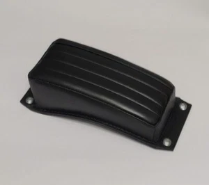 TUCK AND ROLL BATES STYLE PAD POUR MOTOS CHOPPER BOBBER CUIR VRAI NOIR - Picture 1 of 2