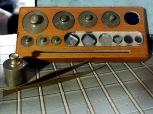 Antiguo juego de pesas de gramo a escala de latón incompleto en bandeja de madera y pinzas de latón - Imagen 1 de 10