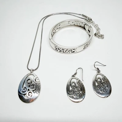 Conjunto de joyas de plata Brighton Mingle Scroll brazalete pendientes collar Foto 1 de 4