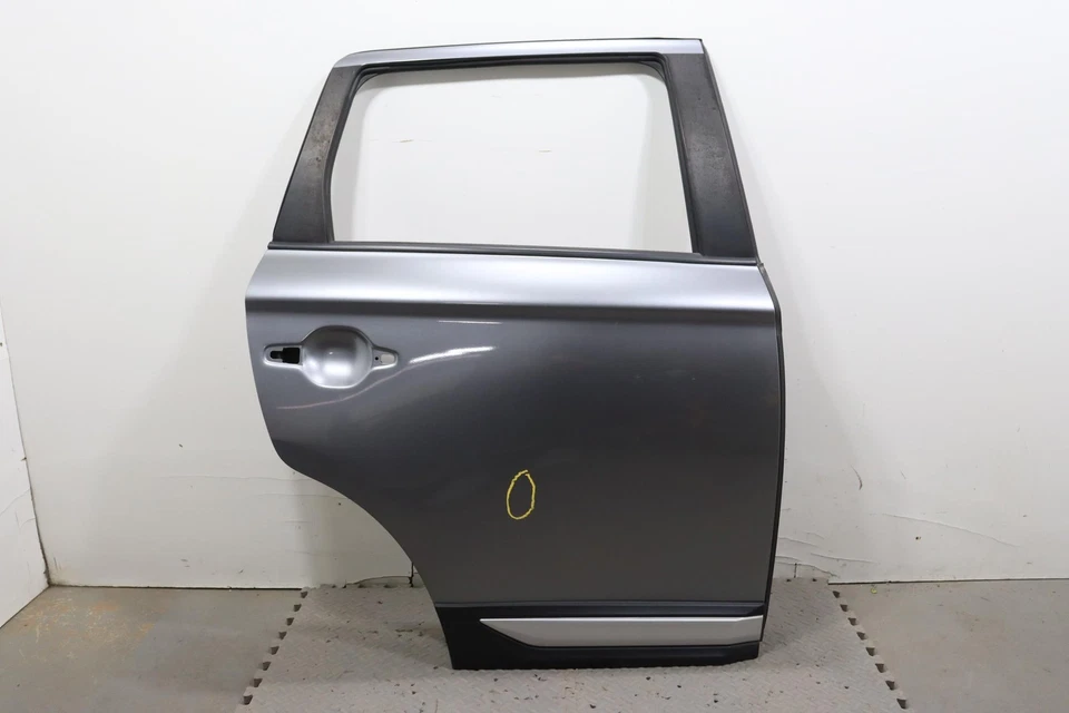 Mitsubishi Outlander 2020 puerta trasera derecha lado pasajero carcasa OEM gris_U17 Foto 1 de 4