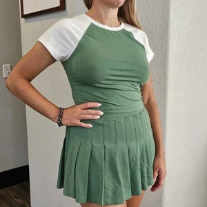 1/2 Off Super Lindo Victoria's Secret ROSA Verde Plisado Tenis Skort Set Mediano. - Imagen 1 de 13