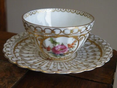 Taza y platillo de café de té festoneado con flores doradas de porcelana Ludwigsburg Foto 1 de 4