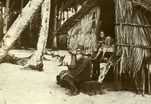 Indonesia Sumatra Island Elderly Man Traditional Hut Amateur Photo Snapshot 1935 - Picture 1 of 3
