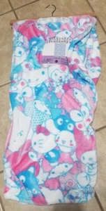 Sanrio Hello Kitty & Friends Sticking Together 60 x 70 Inch Cloud Throw Blanket - Picture 1 of 2