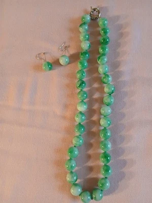 Juego de collar y pendientes de pan de vidrio verde y blanco Foto 1 de 4