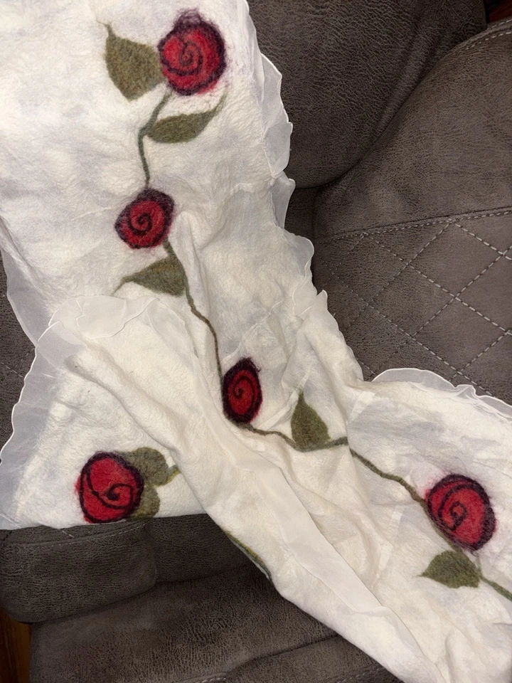 Andrea Le Beau Blanco Seda Gasa y Fieltro Lana Rojo Floral Bufanda Mantón Hecho a Mano Foto 1 de 4