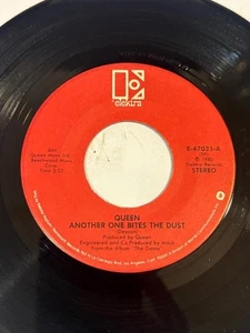 7" 45 RPM QUEEN ANOTHER ONE BITES THE DUST ON ELEKTRA E-47031 NM/M 1980 ROCK - Imagen 1 de 2