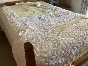 Vintage White And Pink Chenille Cut Fringed Bedspread For Crafters - Picture 1 of 11