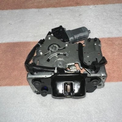 Actuador de bloqueo de puerta trasera Chrysler Pacifica 2017-2021 OEM 68305566AC Foto 1 de 4