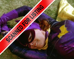 Batman 60er TV SHOW YVONNE CRAIG als BATGIRL gefesselt 8x10 FOTO #2421 - Bild 1 von 1