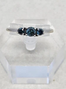 Anillo de 3 piedras de diamantes azules de oro blanco de 9 quilates talla Q (1,93 g) 0,40 quilates (est) - Imagen 1 de 13