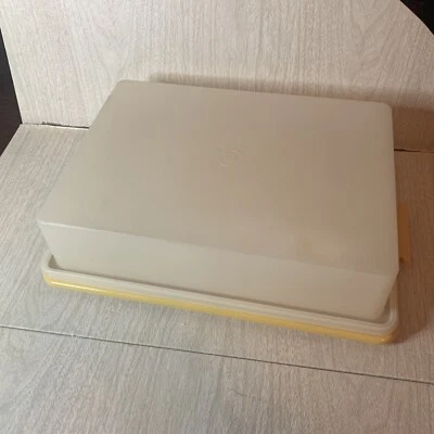 VTG Tupperware Cake Keeper Rectangle Harvest Gold with Lid #622-3 - Image 1 of 4