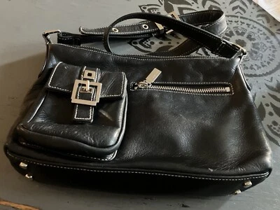 Cartera hobo de hombro negra pequeña de cuero PERLINA Foto 1 de 4