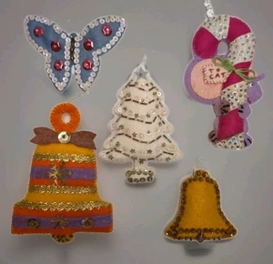 5 adornos navideños de lentejuelas de tela de fieltro hechos a mano de colección años 70 mediados de siglo kitsch - Imagen 1 de 7