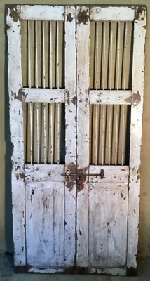 Puertas arquitectónicas antiguas de madera y hierro rescatadas. Puertas de bodega Foto 1 de 4