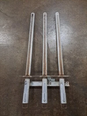 Good Used Goodman 3 burner assembly B1822501S / 3.5" on Center 24" Long - Image 1 of 4