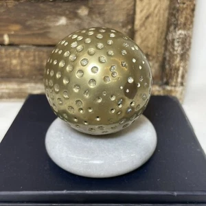 Vintage Messing Golfball Briefbeschwerer mit grauem Marmorsockel 2,5”x2,5” - Bild 1 von 6