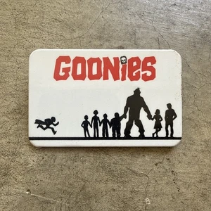 Goonies schwer zu finden 1985 Film Promo Metall Pin Warner Bros. 2,75" x 1,75" - Bild 1 von 4
