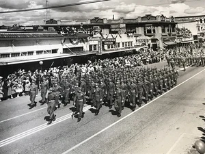 GRAN FOTO DE GRAN FORMATO DE 1940 DESFILE MILITAR Downtown OLYMPIA WA - Imagen 1 de 12