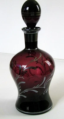 Antigua jarra de licor soplada púrpura/amatista plateada con recubrimiento de amapolas vajilla de bar Foto 1 de 4