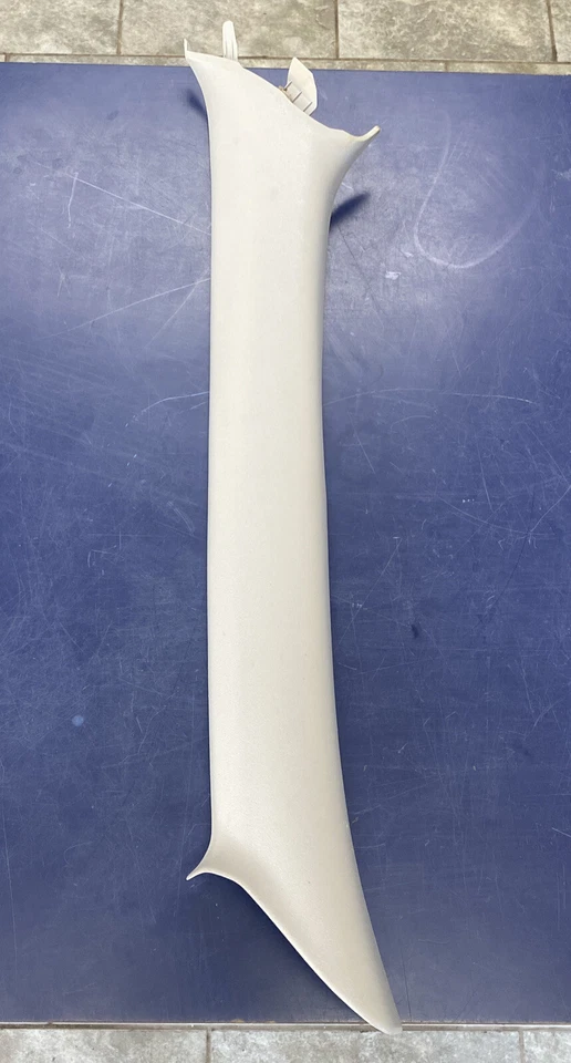 Guarnição de janela MITSUBISHI OUTLANDER DRIVER SIDE CINZA FABRICANTE DE EQUIPAMENTO ORIGINAL 03 2006  - Imagem 1 de 2