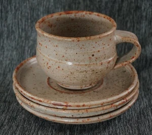 TAZA DE CAFÉ/TÉ de cerámica de estudio y 3 PLATILLOS - Esmalte rojo moteado - Firmado - Imagen 1 de 8