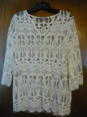 Blusa Top Mediana, Encaje, Manga 3/4", Escote en V, por Valerie Stevens Foto 1 de 4