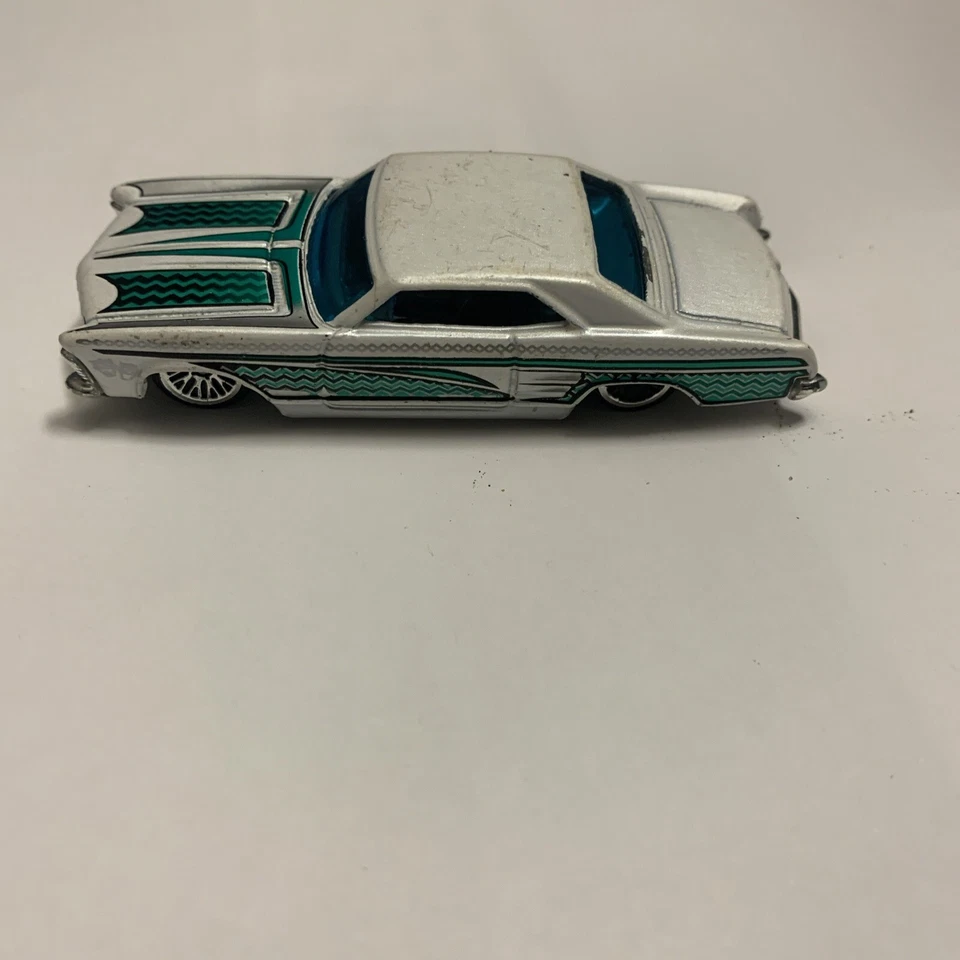 Coche muscular Hot Wheels 2003 Concrete Cruisers Buick Riviera '64 blanco diecast Foto 1 de 4