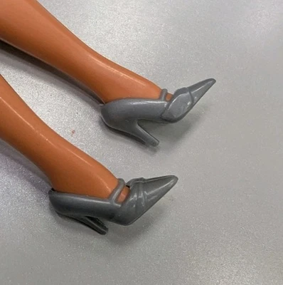 Muñeca Barbie Clásica De Colección Gris Tono Metálico Cerrado Punta Tacones Altos Foto 1 de 4