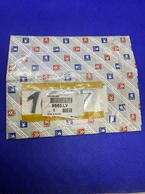 Logo Stemma Monogramma Peugeot 1007 Originale 8665.LV Nuovo - Immagine 1 di 4