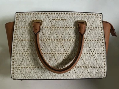 Bolsa satchel Michael Michael Kors Selma cravejada logotipo baunilha Reg $328 nova com etiquetas autêntica - Imagem 1 de 4