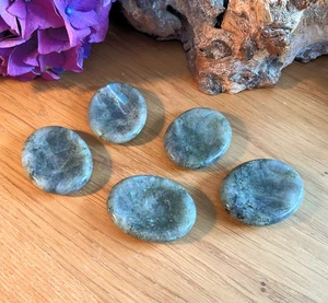 Labradorit  Daumenstein, handpliert, Carving - Bild 1 von 1