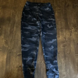 Athleta Girl S/7 Printed Powervita Jogger Legging Pant Black Camo Dance - Picture 1 of 5