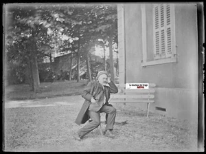 Homme, jardin, France, Plaque verre photo ancienne, négatif noir & blanc 9x12 cm - Photo 1 sur 2