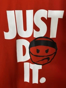 Nike Just Do It Tee Herren M rot schwarz weiß Swoosh Basketball Grafik T-Shirt - Bild 1 von 6