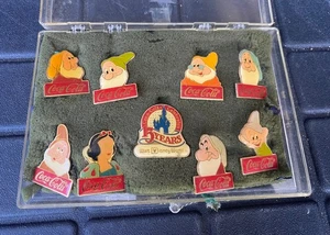 Disney World 15 Aniversario Coca Cola Pin Set Blancanieves y 7 Enanos - Imagen 1 de 15