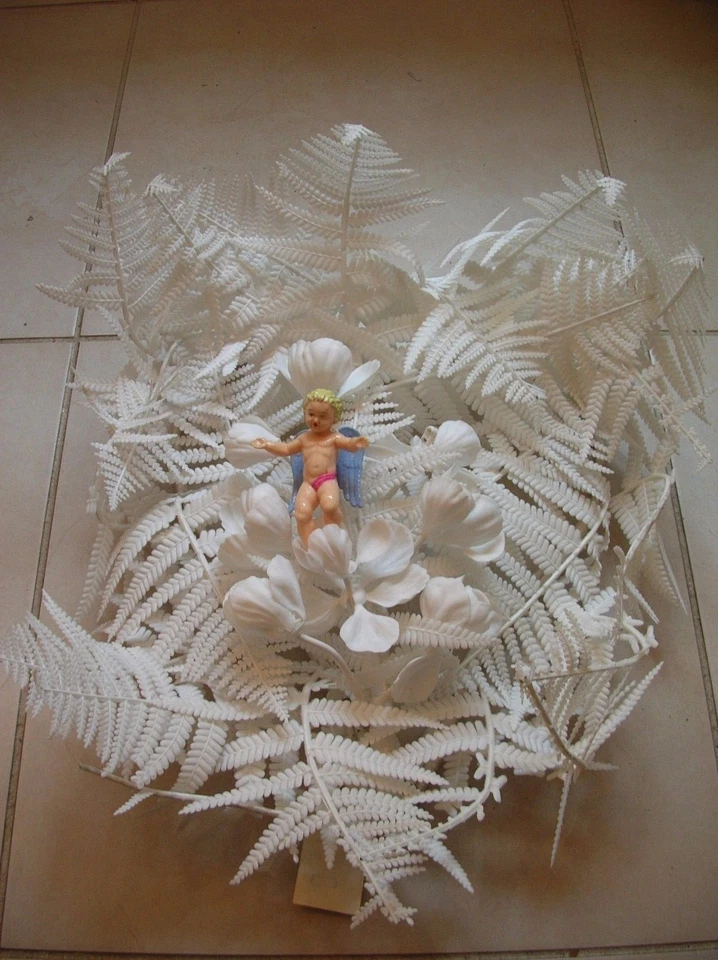 Ancienne couronne religieuse fleurs feuilles et ange angelot en plastique n°5 - Photo 1/1