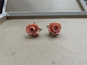 Vintage Molded Flower Screw On Earrings Peach Coral Pink - Picture 1 of 5