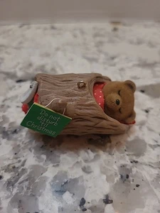Vintage Hallmark Do not Disturb Bear in a Log Weihnachtsschmuck 1985 - Bild 1 von 5