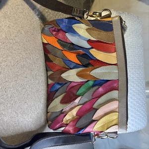 Sac à bandoulière en cuir coloré motif plumes plume sangle réglable - Photo 1/6