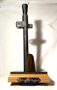 Support display stand for Enf. Jungle bayo. with wooden base and engraved plate - Picture 1 of 6